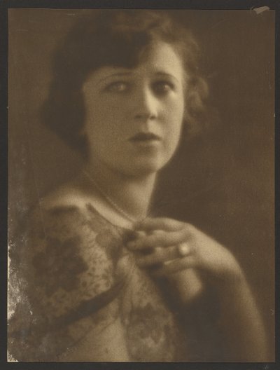 [Retrato de mujer con top de encaje] de Louis Fleckenstein