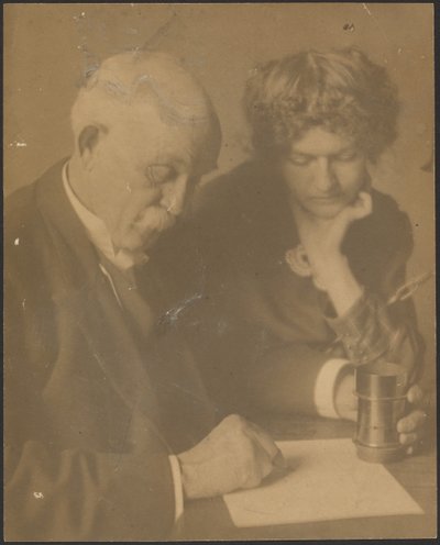 [Retrato de una mujer y un hombre sentados a la mesa] de Louis Fleckenstein