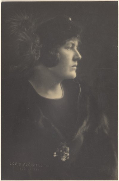 [Retrato de una mujer con capa de piel] de Louis Fleckenstein