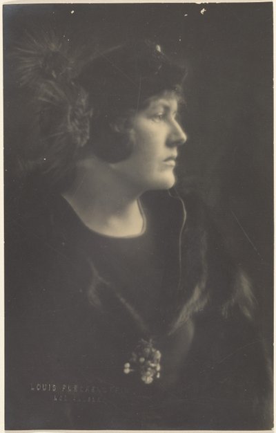 [Retrato de una mujer con capa de piel] de Louis Fleckenstein