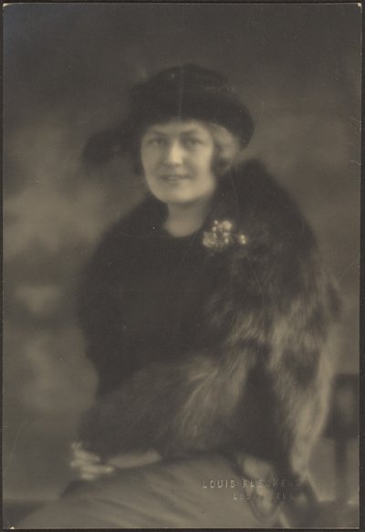 [Retrato de una mujer con capa de piel] de Louis Fleckenstein