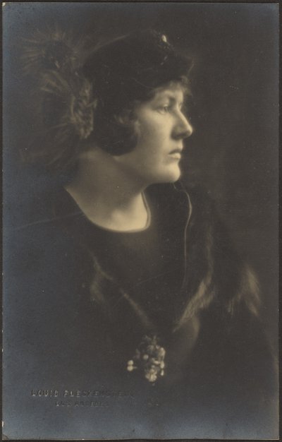 [Retrato de una mujer con capa de piel] de Louis Fleckenstein