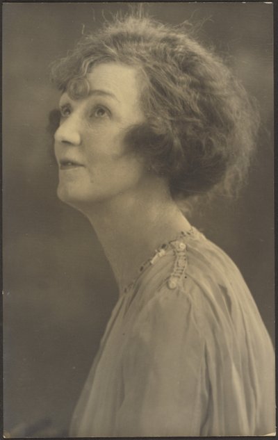 [Retrato de una mujer con pieles (no visible)] de Louis Fleckenstein