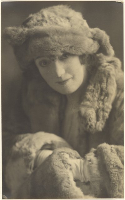 [Retrato de una mujer con pieles] de Louis Fleckenstein