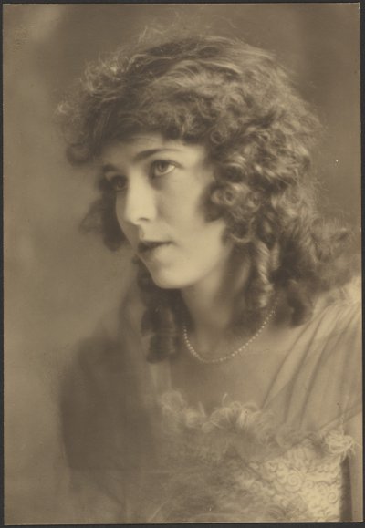[Retrato de mujer con chal de gasa] de Louis Fleckenstein