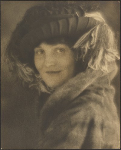 [Retrato de mujer con sombrero de plumas] de Louis Fleckenstein