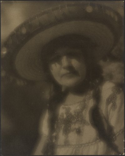 [Retrato de una mujer con traje típico mexicano] de Louis Fleckenstein