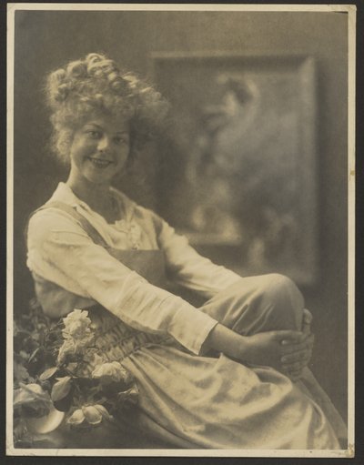 [Retrato de mujer con pichi y flores] de Louis Fleckenstein