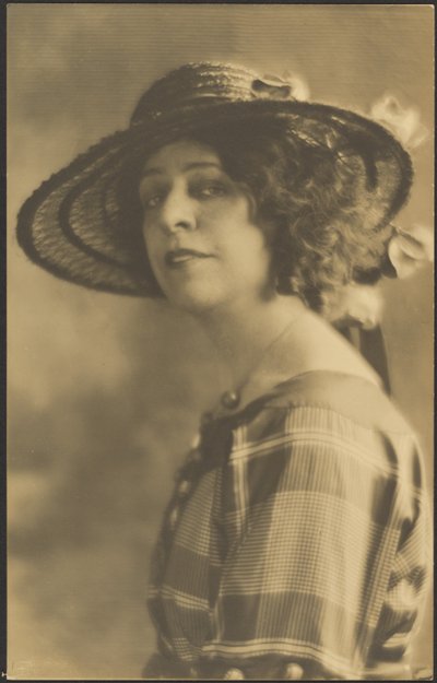 [Retrato de una mujer con vestido a cuadros] de Louis Fleckenstein