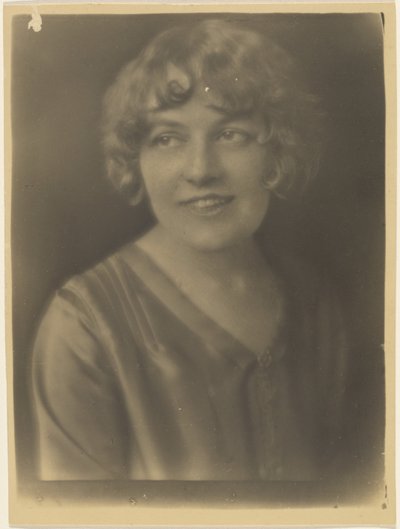[Retrato de mujer con camisa de raso] de Louis Fleckenstein