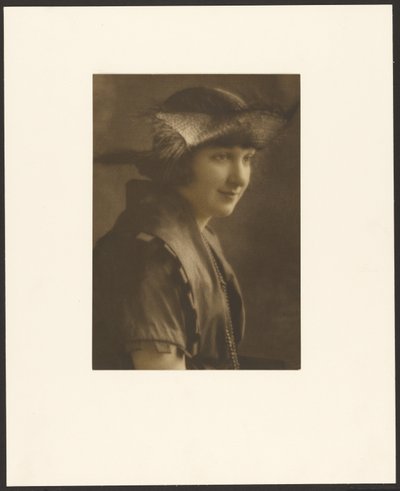 [Retrato de una mujer con sombrero de paja] de Louis Fleckenstein