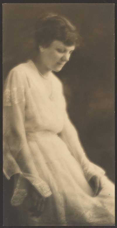[Retrato de mujer con vestido blanco y encaje] de Louis Fleckenstein