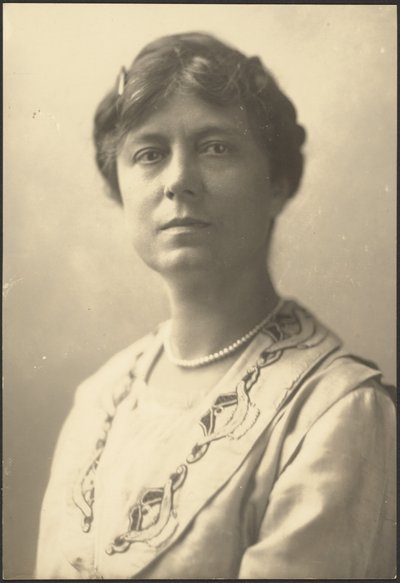 [Retrato de mujer con cuello apliques] de Louis Fleckenstein