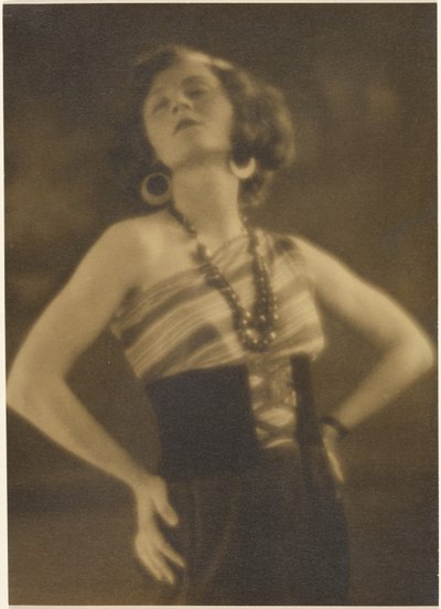 [Retrato de una mujer con los brazos en jarras] de Louis Fleckenstein