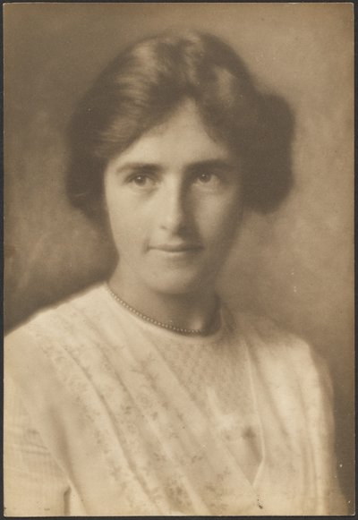 [Retrato de mujer con collar de cuentas] de Louis Fleckenstein