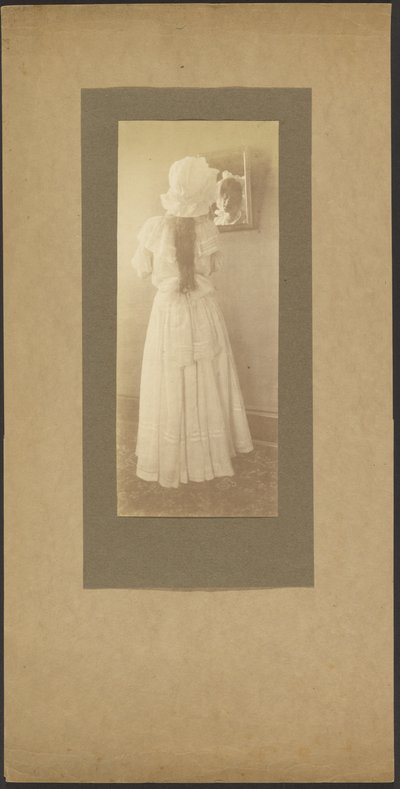 [Retrato de mujer con bonete en el espejo] de Louis Fleckenstein