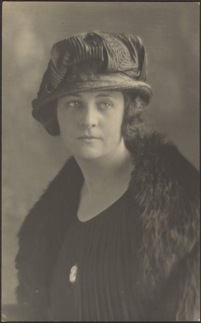 [Retrato de mujer con alfiler de camafeo] de Louis Fleckenstein