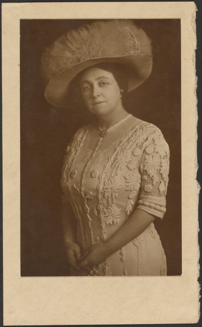 [Retrato de una mujer con un elaborado sombrero de tul] de Louis Fleckenstein