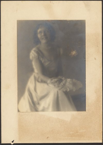 [Retrato de mujer con abanico de plumas] de Louis Fleckenstein