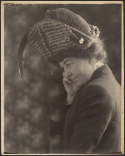 [Retrato de mujer con sombrero de plumas] de Louis Fleckenstein