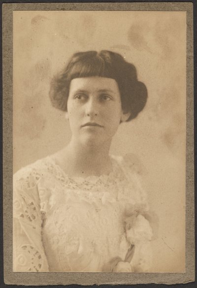 [Retrato de mujer con flores en el vestido] de Louis Fleckenstein