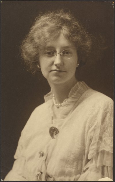[Retrato de una mujer con gafas y perlas] de Louis Fleckenstein