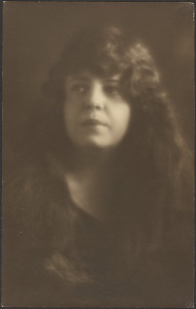 [Retrato de una mujer con el pelo suelto] de Louis Fleckenstein