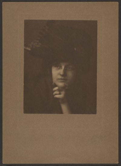 [Retrato de una mujer con un sombrero grande y gafas] de Louis Fleckenstein
