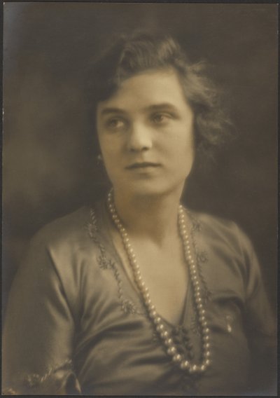 [Retrato de mujer con grandes perlas] de Louis Fleckenstein