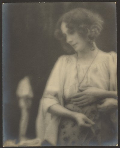 [Retrato de mujer con mangas sueltas] de Louis Fleckenstein
