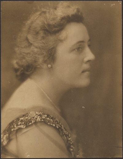 [Retrato de una mujer con cuello de lentejuelas] de Louis Fleckenstein