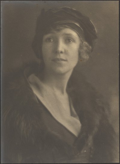 [Retrato de mujer con sombrero de terciopelo] de Louis Fleckenstein