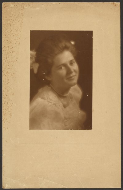 [Retrato de mujer con cinta blanca en el pelo] de Louis Fleckenstein