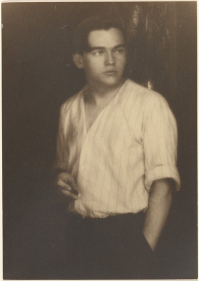 [Retrato de un joven con camisa de rayas y un cigarrillo] de Louis Fleckenstein