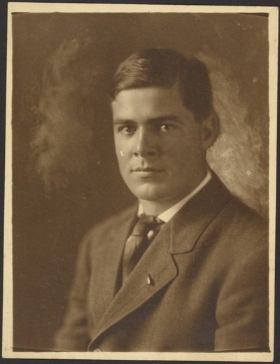 [Retrato de un joven con alfiler de solapa] de Louis Fleckenstein