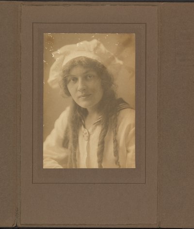 [Retrato de una joven vestida de marinera] de Louis Fleckenstein