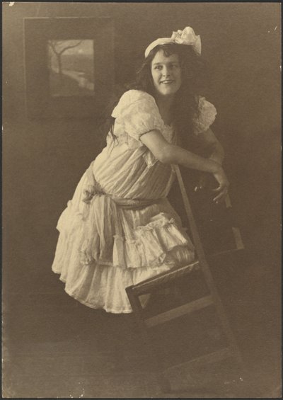 [Retrato de una mujer joven con una silla] de Louis Fleckenstein