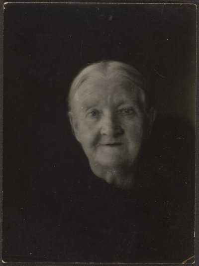 Retrato de una anciana en un entorno oscuro de Louis Fleckenstein