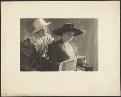 [Retrato de dos mujeres con un libro] de Louis Fleckenstein