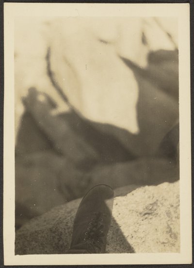 [Zapato en las rocas] de Louis Fleckenstein