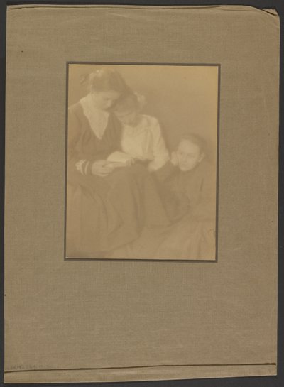 [Tres mujeres romaníes sentadas juntas] de Louis Fleckenstein
