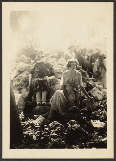 [Tres mujeres en Rocas] de Louis Fleckenstein