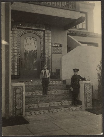 [Dos chicos delante del estudio de Fleckenstein en Long Beach] de Louis Fleckenstein