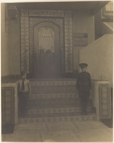 [Dos chicos delante del estudio de Fleckenstein en Long Beach, CA] de Louis Fleckenstein
