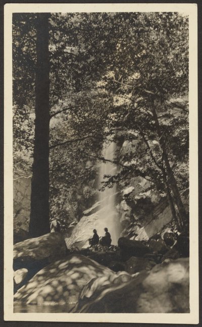 [Dos figuras junto a una cascada en el bosque] de Louis Fleckenstein