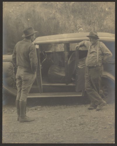 [Dos hombres delante de un coche] de Louis Fleckenstein