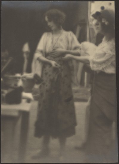 [Dos mujeres de pie en un estudio] de Louis Fleckenstein