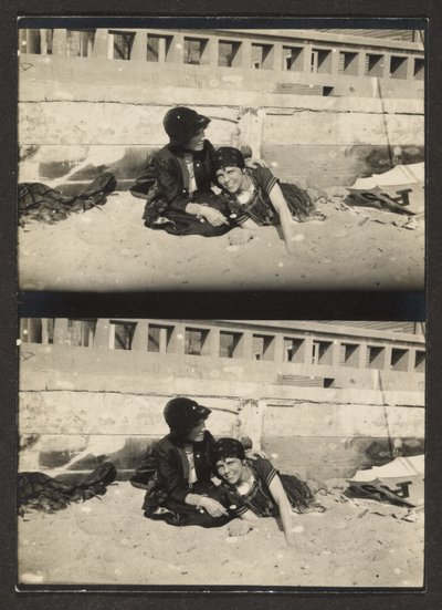 [Dos mujeres en la playa, refotografiadas] de Louis Fleckenstein