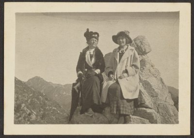 [Dos mujeres sobre una roca] de Louis Fleckenstein