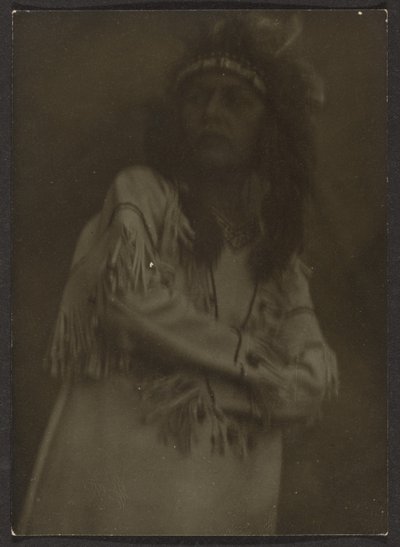 [Mujer vestida como nativa americana] de Louis Fleckenstein